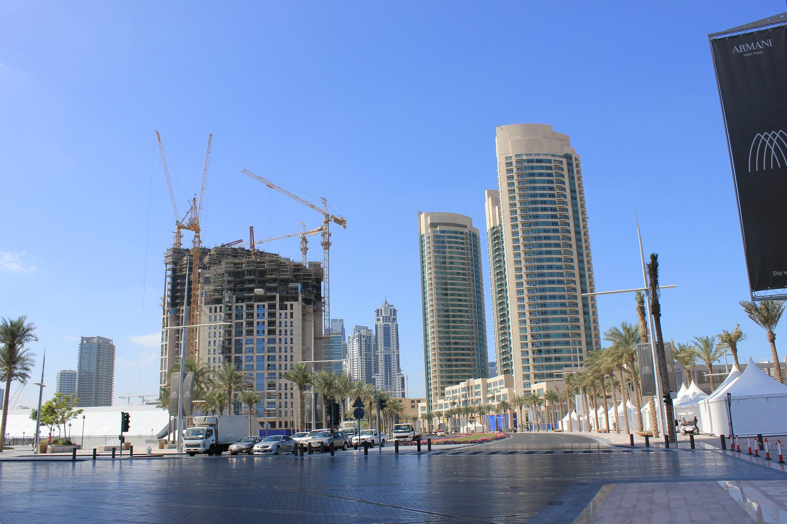 أبراج سكنية على طول شارع إعمار في وسط دبي